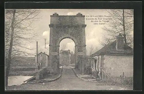 AK Villevallier, L`entrèe du Pont suspendu du cotè du Village