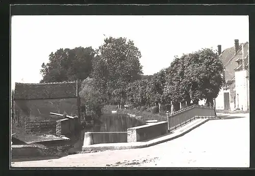 AK Ligny-le-Chatel, Le Serein, Strassenpartie am Kanal