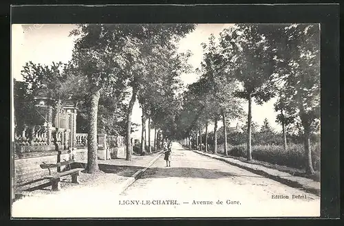 AK Ligny-le-Chatel, Avenue de Gare, Mutter mit Kind auf dem Arm