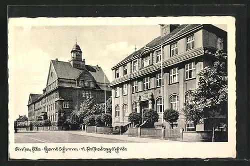 AK Riesa a.d. Elbe, auf der Strasse vor der Schule