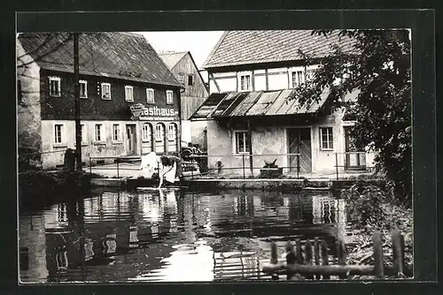 AK Weifa, Waschfrau am Ufer vor dem Gasthaus in der Oberlausitz