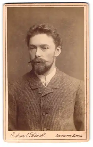 Fotografie Eduard Schucht, Aussersihl-Zürich, Casernenstr. 13, Portrait Mann in Jacke mit gepflegtem Vollbart