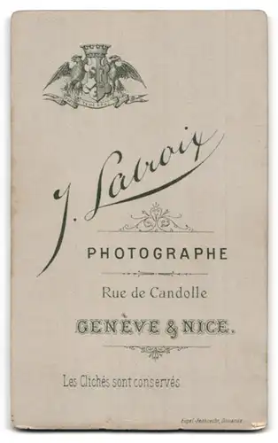 Fotografie J. Savoir, Geneve, Rue de Candolle, Portrait Bursche im eleganten Anzug