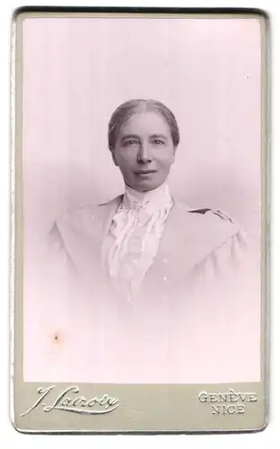 Fotografie J. Savoir, Geneve, Rue de Candolle, Portrait Frau im modischen Kleid