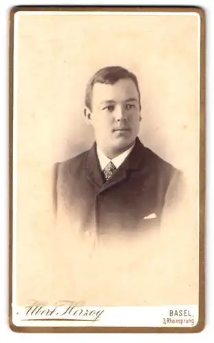 Fotografie Albert Herzog, Basel, Rheinsprung 3, Portrait junge Mann in dunkler Jacke