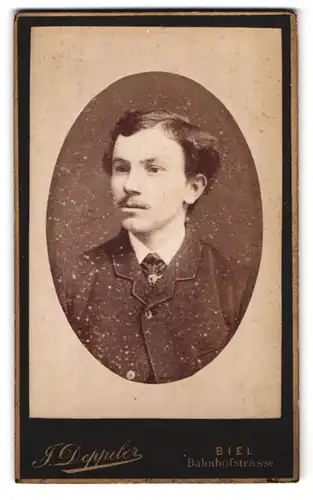 Fotografie F. Deppler, Biel, Bahnhofstrasse, Portrait Bursche mit modischer Frisur in dunkler Jacke