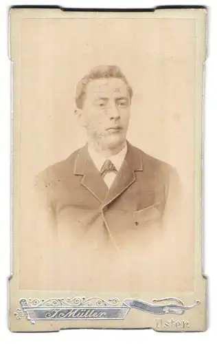 Fotografie J. Müller, Uster, beim Bahnhof, Portrait Mann in Jacke mit Querbinder