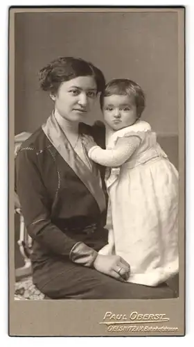 Fotografie Paul Oberst, Oelsnitz i.V., Bahnhoftsr. Portrait junge mit Mutter mit Kind