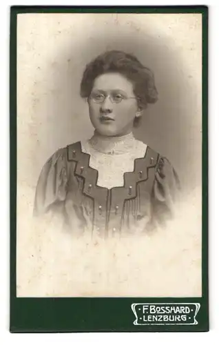 Fotografie F. Bosshard, Lenzburg, Bahnhofstrasse, Portrait junge Frau in Bluse mit Brille