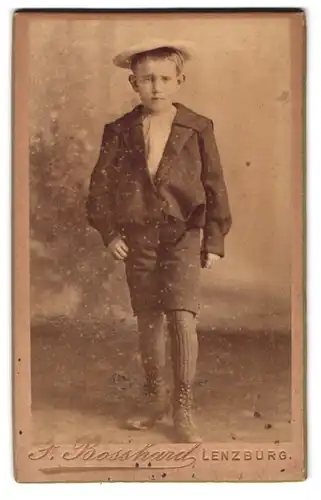 Fotografie F. Bosshard, Lenzburg, Bahnhofstrasse, Portrait kleiner Junge in kurzen Hosen mit Hut