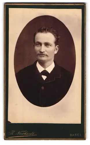 Fotografie R. Neithardt, Basel, St. Clara-Str. 54, Portrait Herr im Jacket mit Querbinder