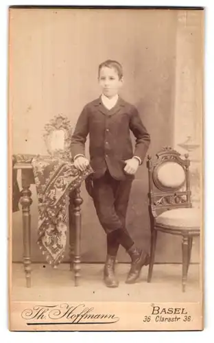 Fotografie Th. Hoffmann, Basel, Clarastr. 36, Portrait Knabe in Jacke mit kurzen Hosen