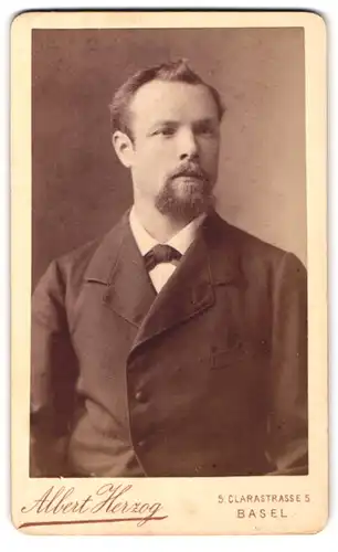 Fotografie Albert Herzog, Basel, Clarastr. 5, Portrait Mann mit Henriquatre-Bart im Jacket