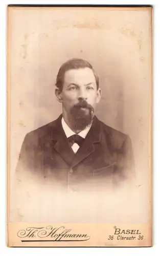 Fotografie Th. Hoffmann, Basel, Clarastr. 36, Portrait Mann mit Henriquatre-Bart im Jacket