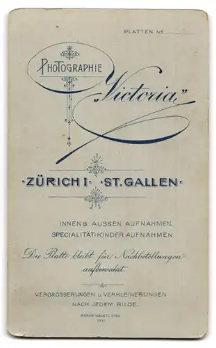 Fotografie Atelier Victoria, St. Gallen, Speisergasse 43, Portrait Burche im Anzug mit Ansteckblume
