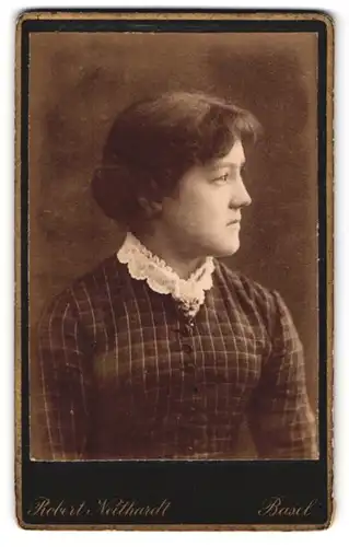 Fotografie Robert Neithardt, Basel, Clarastrasse 54, Portrait junge Frau im Kleid mit Rüschenkragen