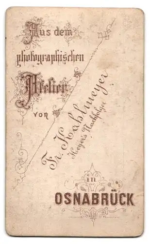 Fotografie Fr. Kablmeyer, Osnabrück, Portrait Mann elegant gekleidet und modisch frisiert