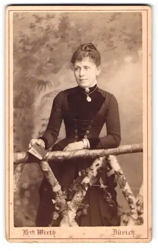 Fotografie Hch. Wirth, Zürich, 16, Centalhof, Portrait modisch gekleidete Dame mit einem Buch