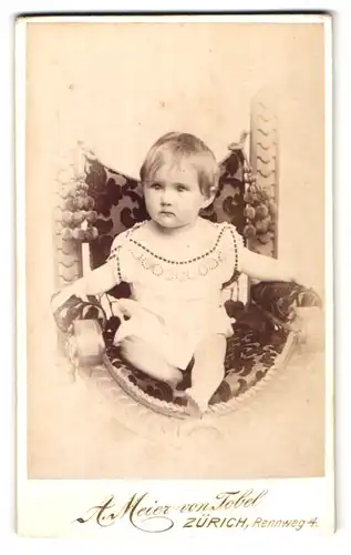 Fotografie A. Meier von Tobel, Zürich, Rennweg 4, Portrait süsses Kleinkind in hübscher Kleidung