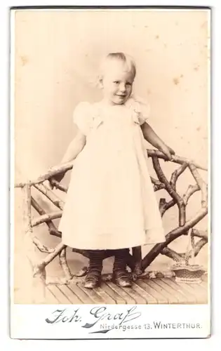 Fotografie Joh. Graf, Winterthur, Niedergasse 13, Portrait kleines Mädchen im weissen Kleid