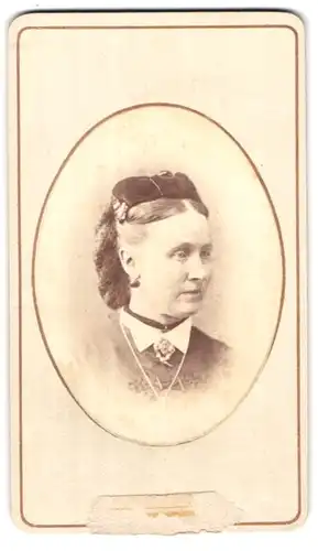 Fotografie J. Höflinger, Basel, Blumenrain 32, Brustportrait bürgerliche Dame mit Kragenbrosche