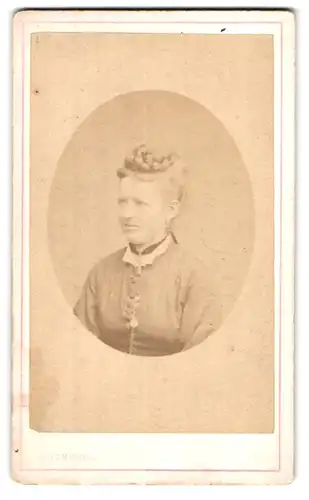 Fotografie J. Temporel, Plainpalais /Genève, Chemin Dancet & Rue Masbou, Portrait junge Dame mit Flechtfrisur