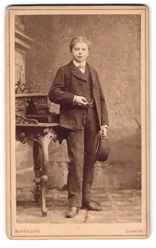 Fotografie Jdc. Burkhardt, Luzern, Portrait junger Mann im Anzug mit Fliege