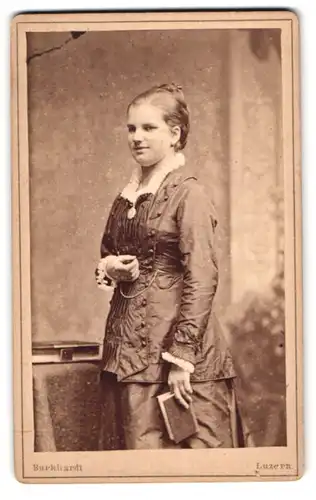 Fotografie Jdc. Burkhardt, Luzern, Portrait modisch gekleidete Dame mit einem Buch