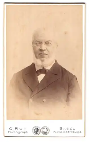 Fotografie C. Ruf, Basel, Freiburg i. B., Kaiserstrasse 5 u. Ludwigstrasse 2, Portrait älterer Herr mit Zwicker und Bart