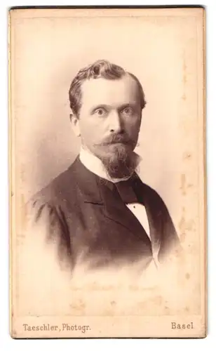 Fotografie Taeschler-Signer, Basel, Portrait junger Herr im Anzug mit Bart