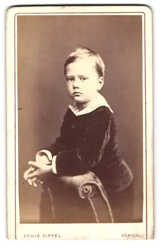 Fotografie Louis Zipfel, Zürich, Schifflände, Portrait kleiner Junge in hübscher Kleidung