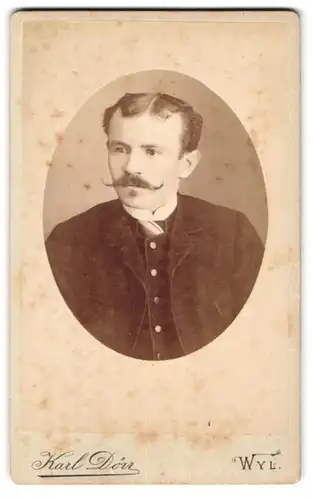 Fotografie Karl Dörr, Wil /St. Gallen, Brustportrait modisch gekleideter Herr mit Moustache