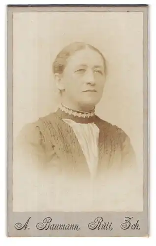 Fotografie A. Baumann, Rüti /Zürich, Portrait bürgerliche Dame mit zurückgebundenem Haar