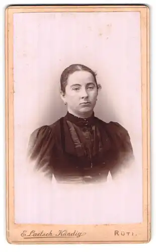 Fotografie E. Laetsch-Kündig, Rütli, Portrait junge Dame mit zurückgebundenem Haar