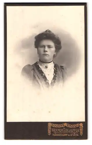 Fotografie Werner Schlaepfer, Männedorf, Seestrasse, Portrait junge Dame im hübschen Kleid