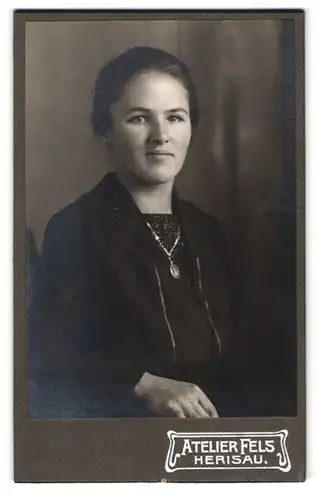 Fotografie Atelier Fels, Herisau, Portrait junge hübsche Dame mit Medaillon