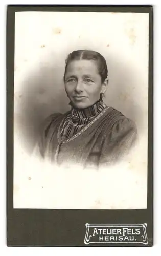 Fotografie F. Fels, Herisau, Portrait ältere Dame mit zurückgebundenem Haar
