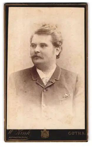 Fotografie W. Zink, Gotha, Auguststrasse 7, Portrait modisch gekleideter Herr mit Oberlippenbart