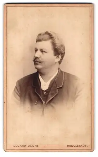 Fotografie Eduard Lösche, Rudolstadt, Mauer-Strasse 27, Portrait modisch gekleideter Herr mit Oberlippenbart