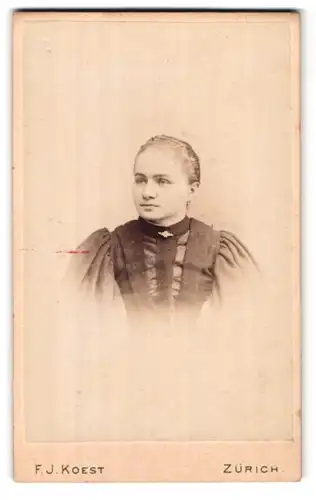 Fotografie F. J. Koest, Zürich, Frankengasse 4, Portrait junge Dame mit zurückgebundenem Haar