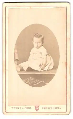 Fotografie A. Tronel, Schaffhouse, Portrait süsses Kleinkind im hübschen Kleid