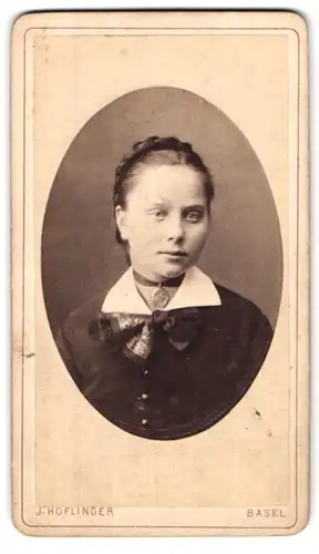 Fotografie J. Höflinger, Basel, Blumenrain 32, Portrait Fräulein mit Flechtfrisur und Amulett