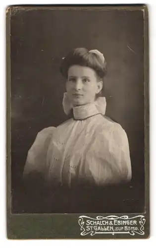 Fotografie Schalch & Ebinger, St. Gallen, Am Börsenplatz, Portrait junge Dame in hübscher Kleidung