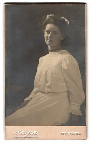 Fotografie E. Chiffelle, Neuchâtel, Portrait weiss gekleidete Dame mit Halskette