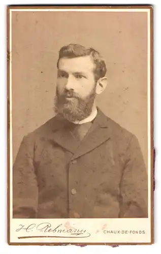 Fotografie Henri Rebmann, Chaux-de-Fonds, 10, Rue du Parc, 10, Portrait modisch gekleideter Herr mit Backenbart