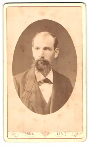 Fotografie C. Grieshaber, Liestal, Brustportrait modisch gekleideter Herr mit Bart