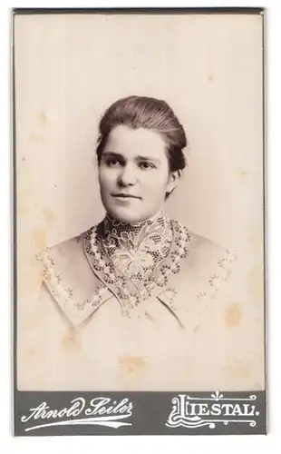 Fotografie Arnold Seiler, Liestal, Portrait junge Dame im Kleid mit Spitzenkragen