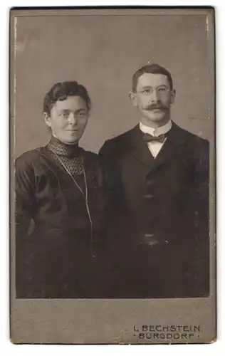 Fotografie L. Bechstein, Burgdorf, Portrait bürgerliches Paar in hübscher Kleidung