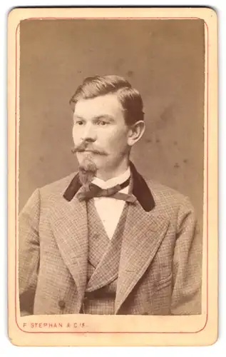 Fotografie F. Stephan & Co., Winterthur, Portrait modisch gekleideter Herr mit Victor-Emanuel Bart