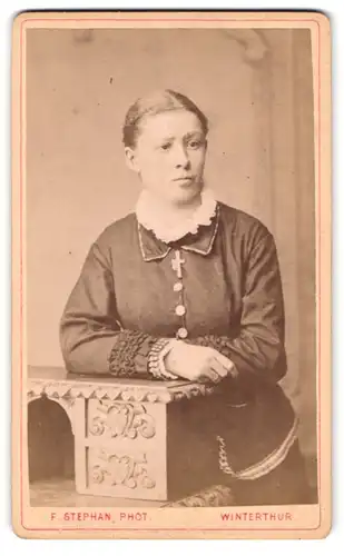 Fotografie F. Stephan, Winterthur, Portrait junge Dame mit zurückgebundenem Haar